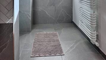 Dusche, Haartrockner, HandtĂŒcher, Seife