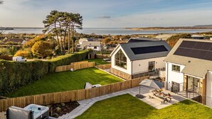 A modern house with a large garden, a hot tub, and a view of the sea. - 4 Bed in Instow (oc-d30010) (Instow)