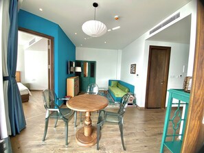 Suite estudio Premium, vistas a la playa | Zona de estar | Televisión LCD de 35 pulgadas con canales por cable