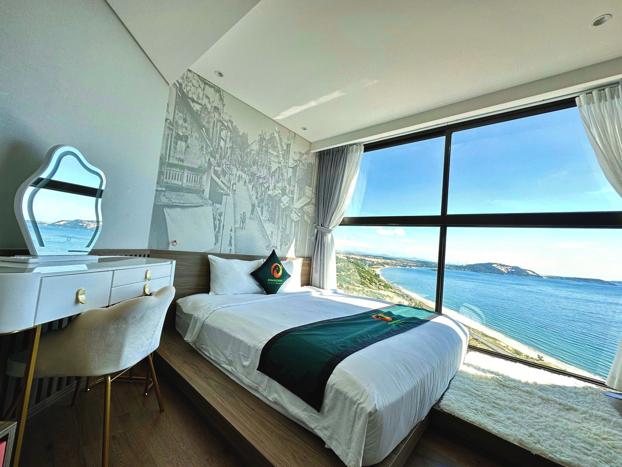 家庭房, 海滩景观 | 记忆海绵床垫、办公桌、笔记本电脑工作区、遮光窗帘