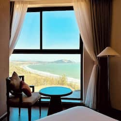 Phòng đôi hoặc 2 giường đơn Deluxe, quang cảnh bãi biển | 1 phòng ngủ, nệm cao su hoạt tính (memory foam), bàn