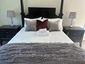 5 室のベッドルーム、デスク、アイロン / アイロン台、WiFi