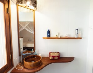 Comfort Double or Twin Room | Bathroom | Shower, towels, soap, shampoo - Casa do Índico (Tofo)