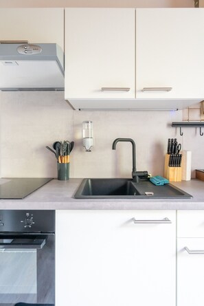 Kühlschrank, Herdplatte, Wasserkocher mit Kaffee-/Teezubehör, Toaster