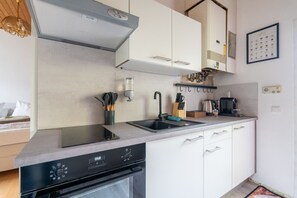 Een koelkast, een kookplaat, een koffiezetapparaat/waterkoker