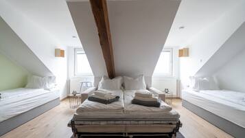 2 slaapkamers, een bureau, een strijkplank/strijkijzer, reisbedje