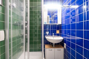 Sèche-cheveux, serviettes fournies