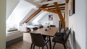 2 soverom, skrivebord, strykejern/-brett og reiseseng for barn