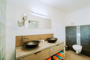 Ducha, secador de pelo, toallas, jabón