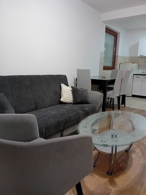 TV - Charming 1-bedroom apartment in welcoming Doboj with WiFi, AC (Doboj)