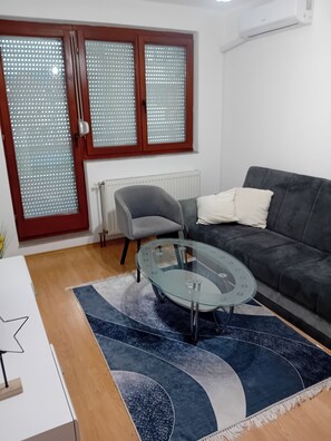 TV - Charming 1-bedroom apartment in welcoming Doboj with WiFi, AC (Doboj)