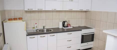 調理器具と食器、ペーパータオル、ダイニングテーブル