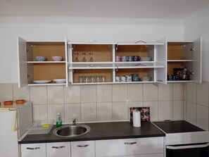 Cookware/dishes/utensils, paper towels, dining tables - Charming 1-bedroom apartment in welcoming Doboj with WiFi, AC (Doboj)