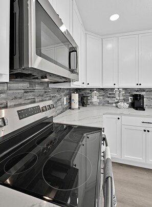 雪櫃、微波爐、焗爐、爐具