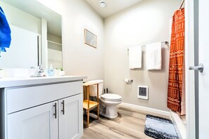 Een douche, handdoeken, zeep, shampoo