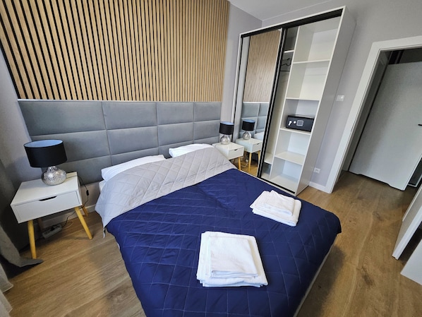 2 makuuhuonetta, tallelokero huoneessa, työpöytä