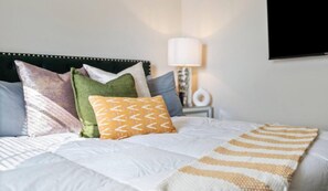 3 bedrooms, iron/ironing board, WiFi, bed sheets - City Vibes Modern Hideaway Near Downtown Raleigh (Raleigh)
