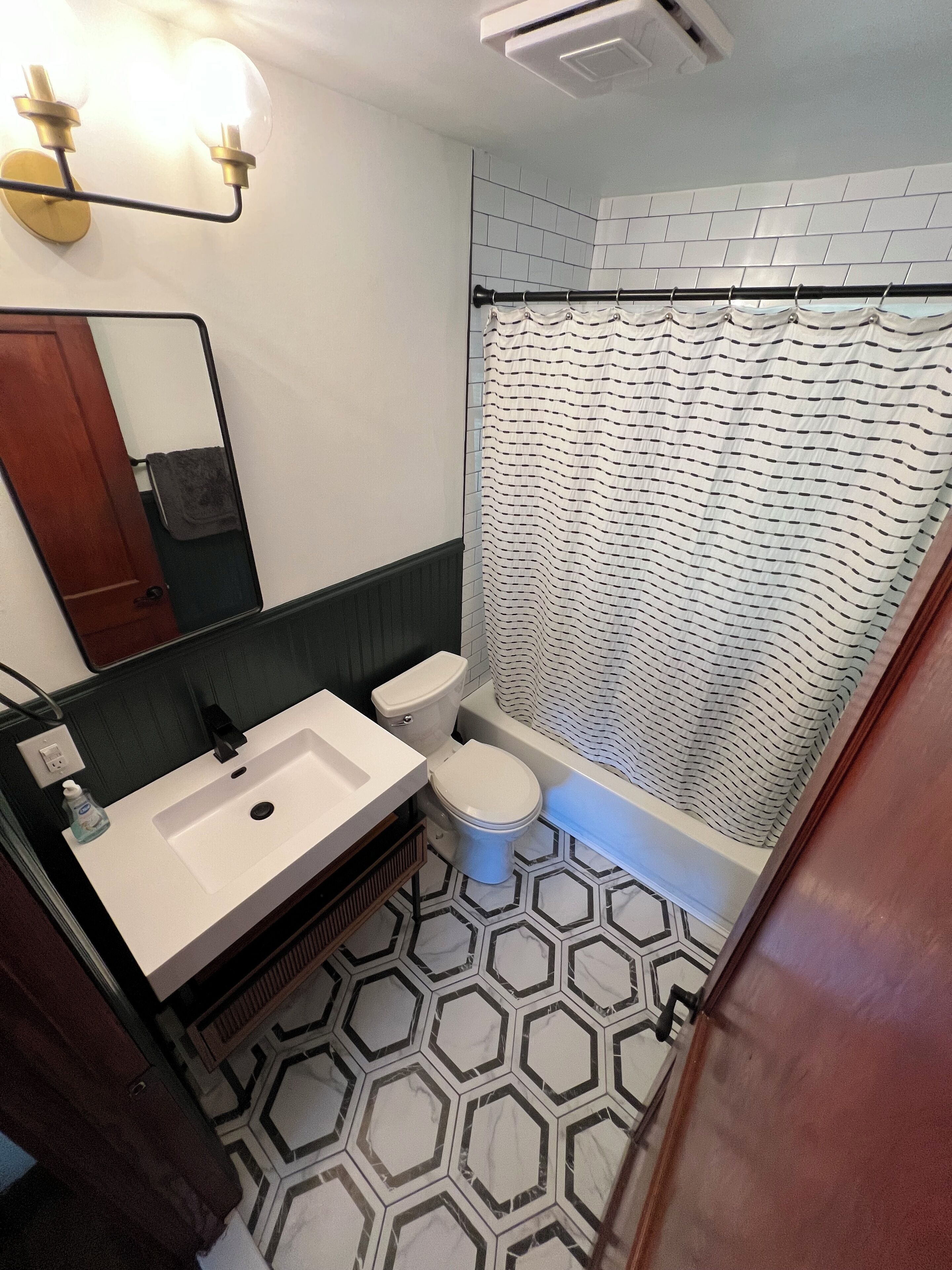 Towels, soap, shampoo, toilet paper