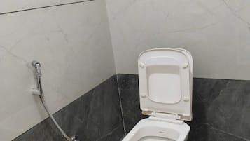 Deluxe Quadruple Room | Bathroom