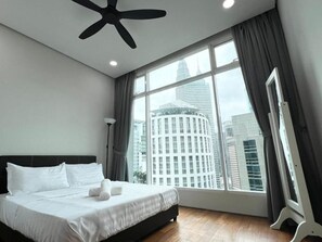 Schreibtisch, laptopgeeigneter Arbeitsplatz, schallisolierte Zimmer