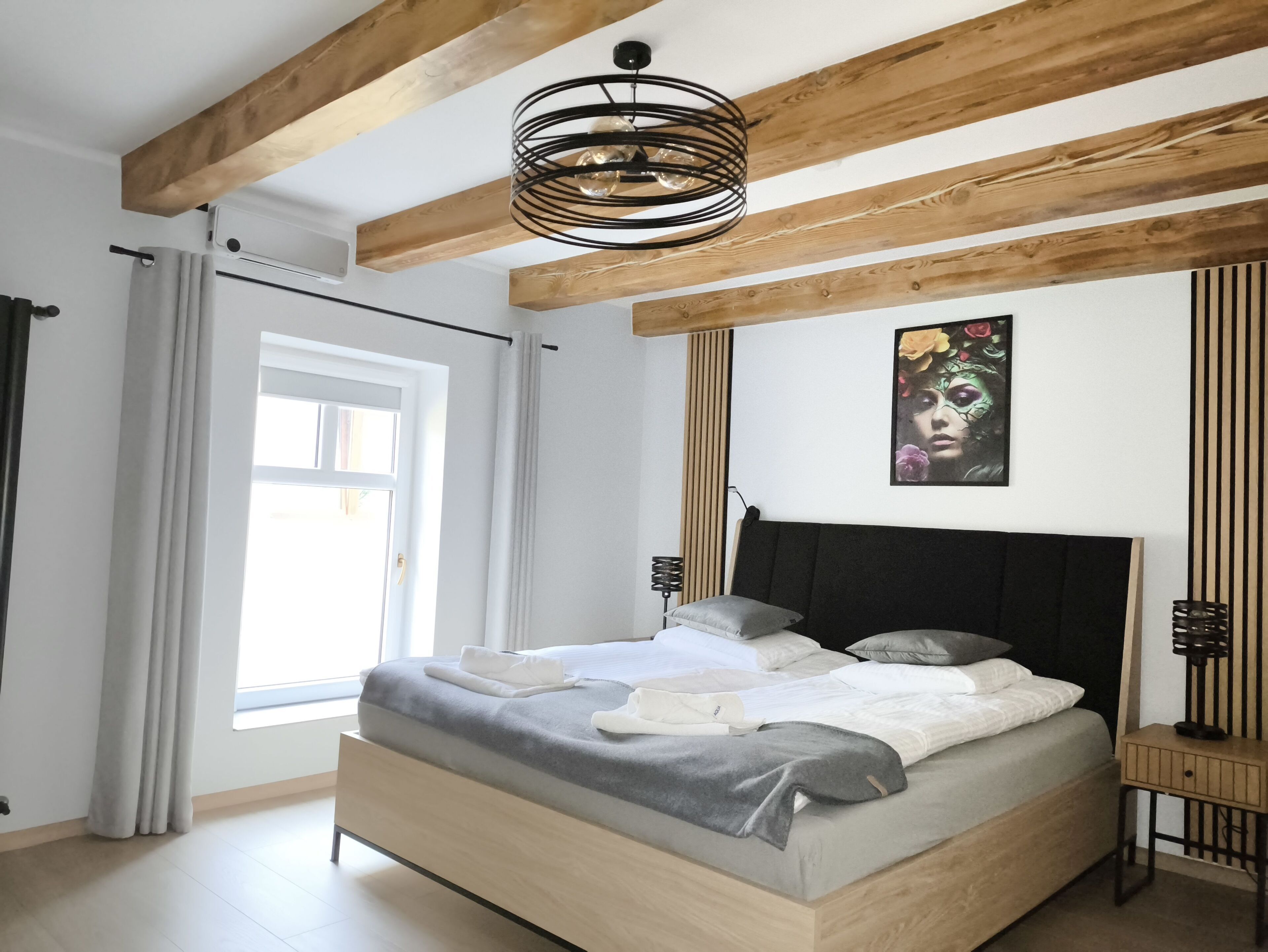 1 dormitori, escriptori i planxa i posts de planxar 