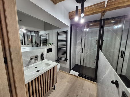 Shower, hair dryer, towels, soap. Apartamenty Rynek Szamotuły