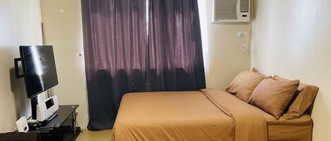 Iron/ironing board, bed sheets