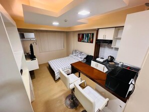 Iron/ironing board, bed sheets