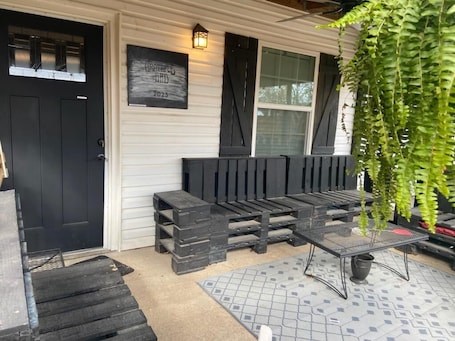 Exterior detail. Cute 3 bedroom home sleeps up to 11 w/6 beds. Branson & Stockton Lake nearby