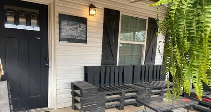 Cute 3 bedroom home sleeps up to 11 w/6 beds. Branson & Stockton Lake nearby