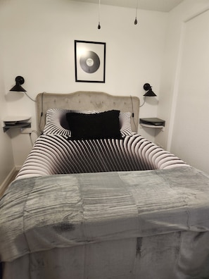 3 bedrooms, iron/ironing board, free WiFi, bed sheets - Cute 3 bedroom home sleeps up to 11 w/6 beds. Branson & Stockton Lake nearby (Ash Grove)