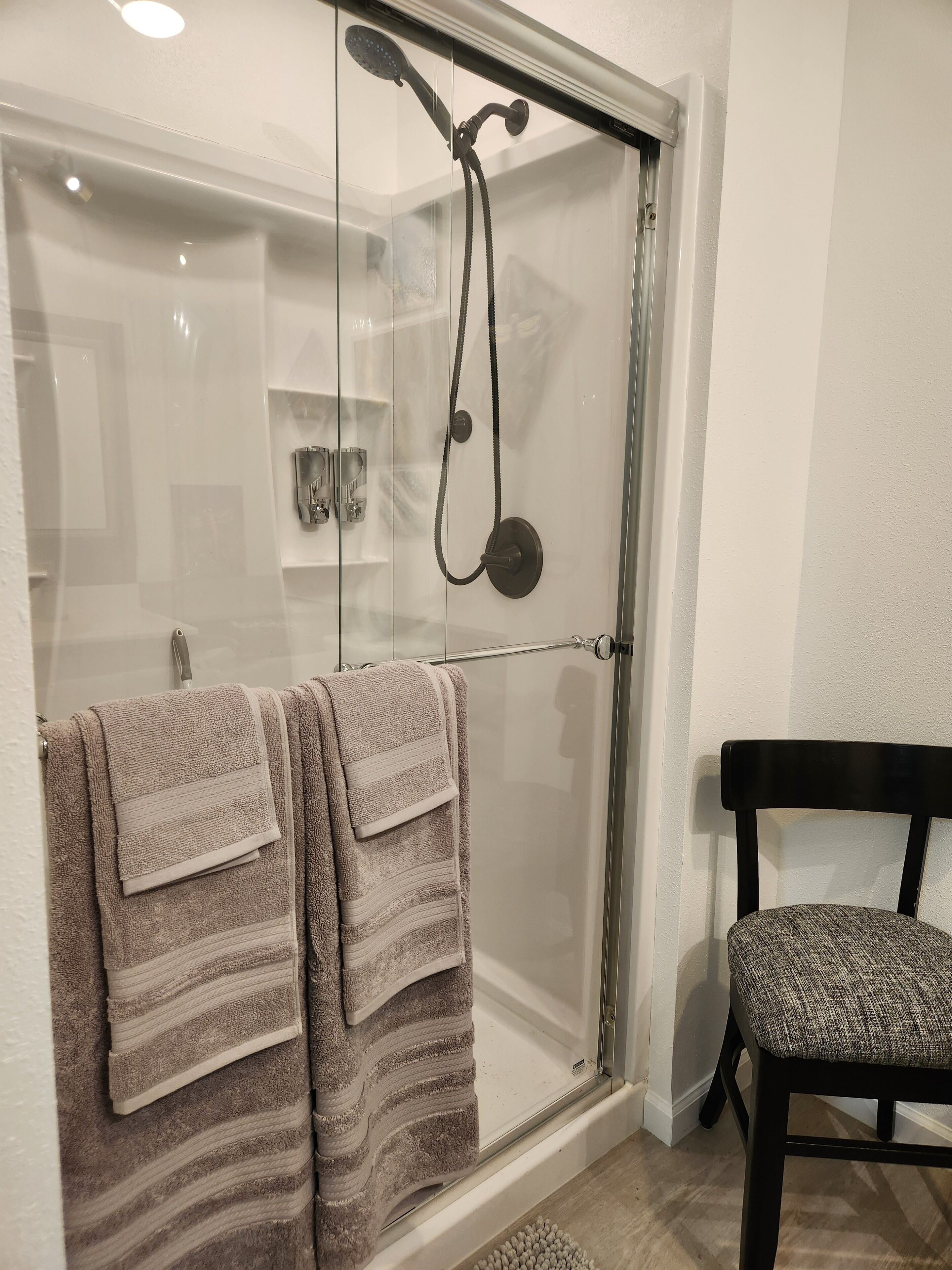 Dusche, Haartrockner, Handtücher, Seife
