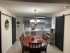 Fridge, microwave, oven, stovetop - Cute 3 bedroom home sleeps up to 11 w/6 beds. Branson & Stockton Lake nearby (Ash Grove)