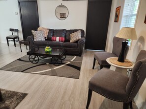 Una Smart TV, un reproductor de DVD, libros