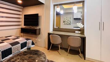 Een strijkplank/strijkijzer, wifi, beddengoed