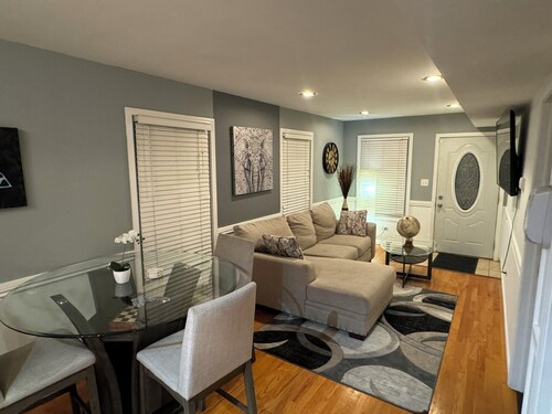 Spacious 4-bedroom house in fabulous Chicago Back Yard Pond, and Theatre