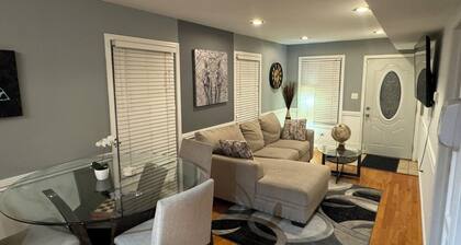 Spacious 4-bedroom house in fabulous Chicago Back Yard Pond, and Theatre