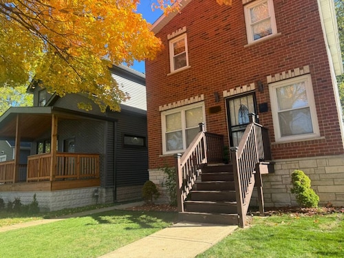Spacious 4-bedroom house in fabulous Chicago Back Yard Pond, and Theatre