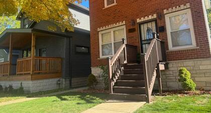 Spacious 4-bedroom house in fabulous Chicago Back Yard Pond, and Theatre