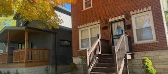Spacious 4-bedroom house in fabulous Chicago Back Yard Pond, and Theatre