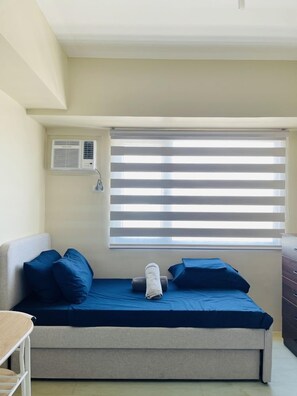 Tabla de planchar con plancha, wifi y ropa de cama 