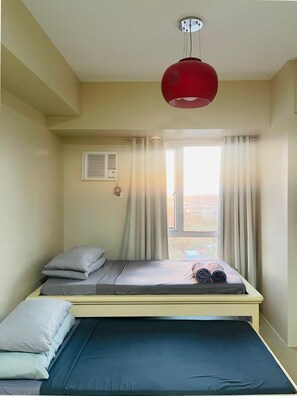 Planxa i posts de planxar, wifi i roba de llit 