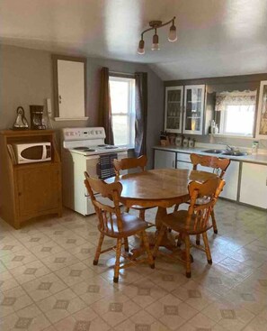 Private kitchen - 3 bedroom home with spectacular sunsets views (Saint Joseph du Moine)