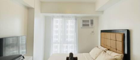 Een strijkplank/strijkijzer, wifi, beddengoed