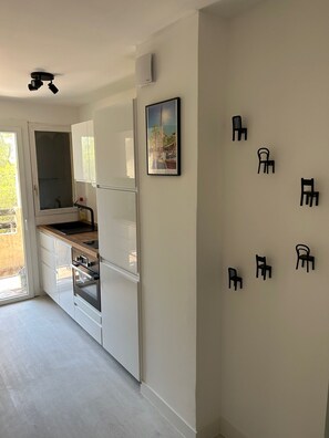 Fridge, microwave, oven, stovetop - Charming apartment in the heart of Sanary-sur-Mer (Sanary-sur-Mer)
