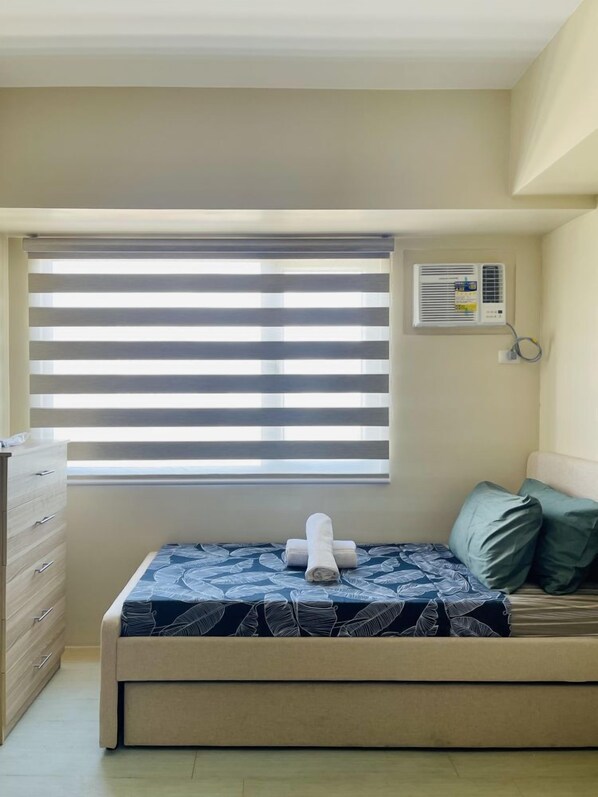Tabla de planchar con plancha y ropa de cama 
