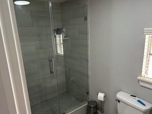 Haartrockner, Handtücher, Seife, Toilettenpapier
