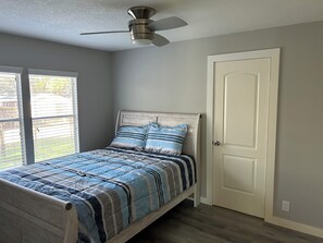 2 slaapkamers, een strijkplank/strijkijzer, beddengoed