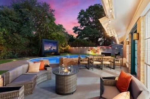 Iris - Playful Pool Home w/ Hot Tub By TCU