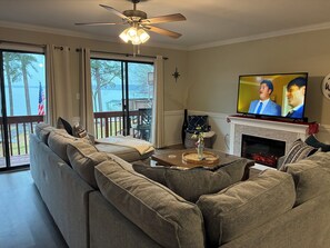 Smart-tv, bordsfotboll, ett bordtennisbord och böcker